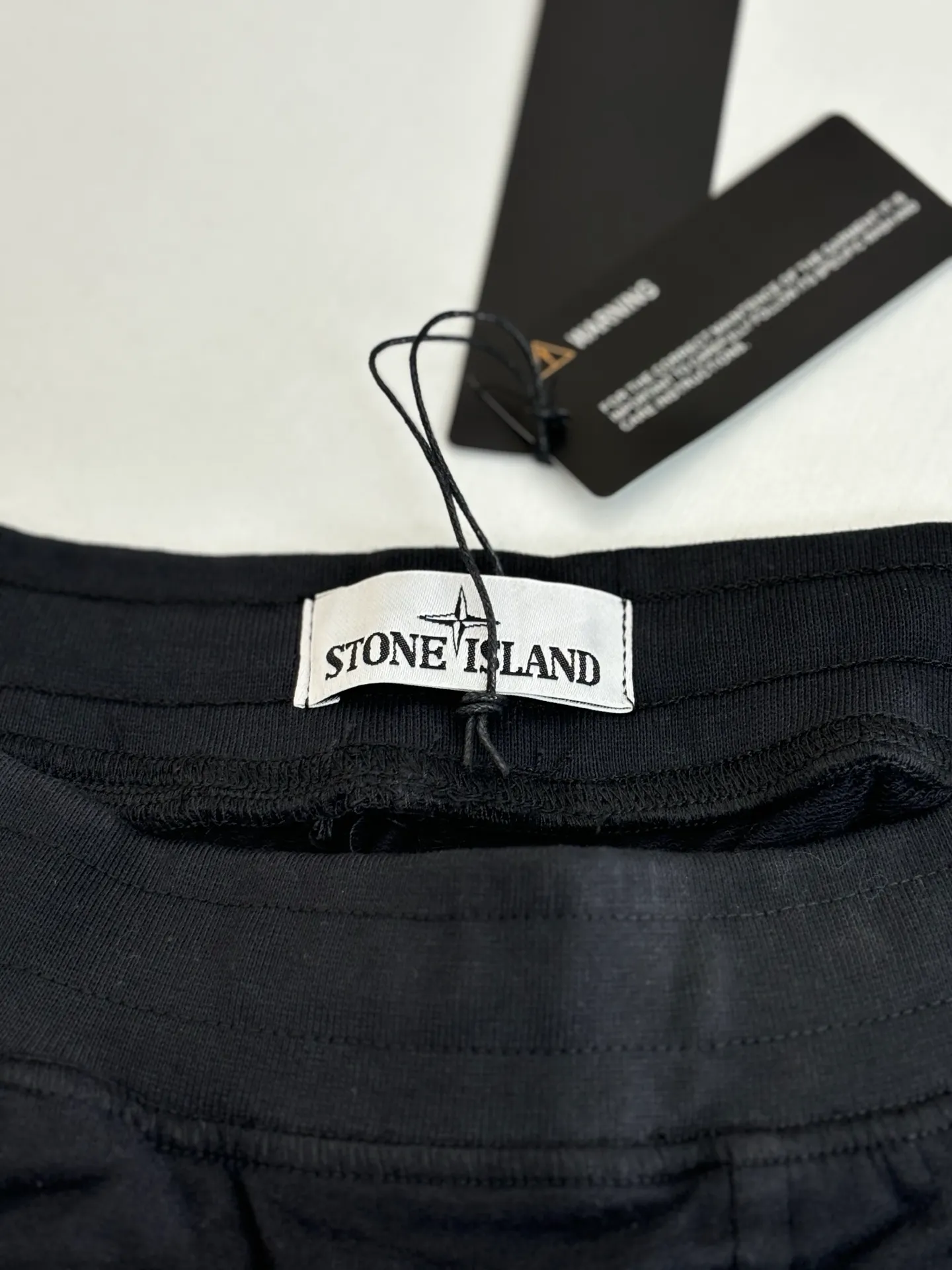 P410 STONE ISLAN*/Stone Island 25FW new organic cotton elastic waist brushed plus velvet sweatpants. Elastic waistband, equipped with invisible drawstring, easy to adjust the size of the pants. Standing hand pockets and back snap patch pocket design. There is a removable ST green badge on the outer seam. The trouser legs are elastic cuffs. The loose fit is nice and casual, and the fabric is comfortable and soft.  Size：S/M/L/XL
